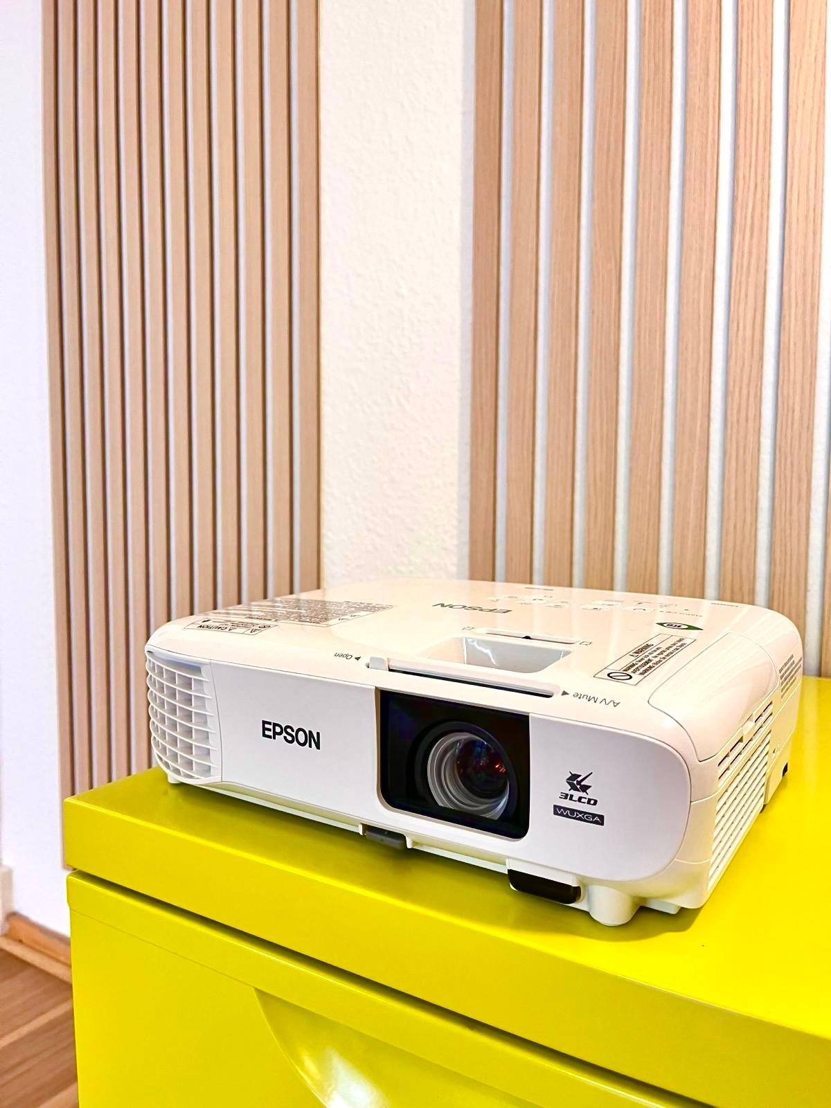Epson Beamer als Ausstattung im Studio Jablonski, Seminarraum Berlin Prenzlauer Berg