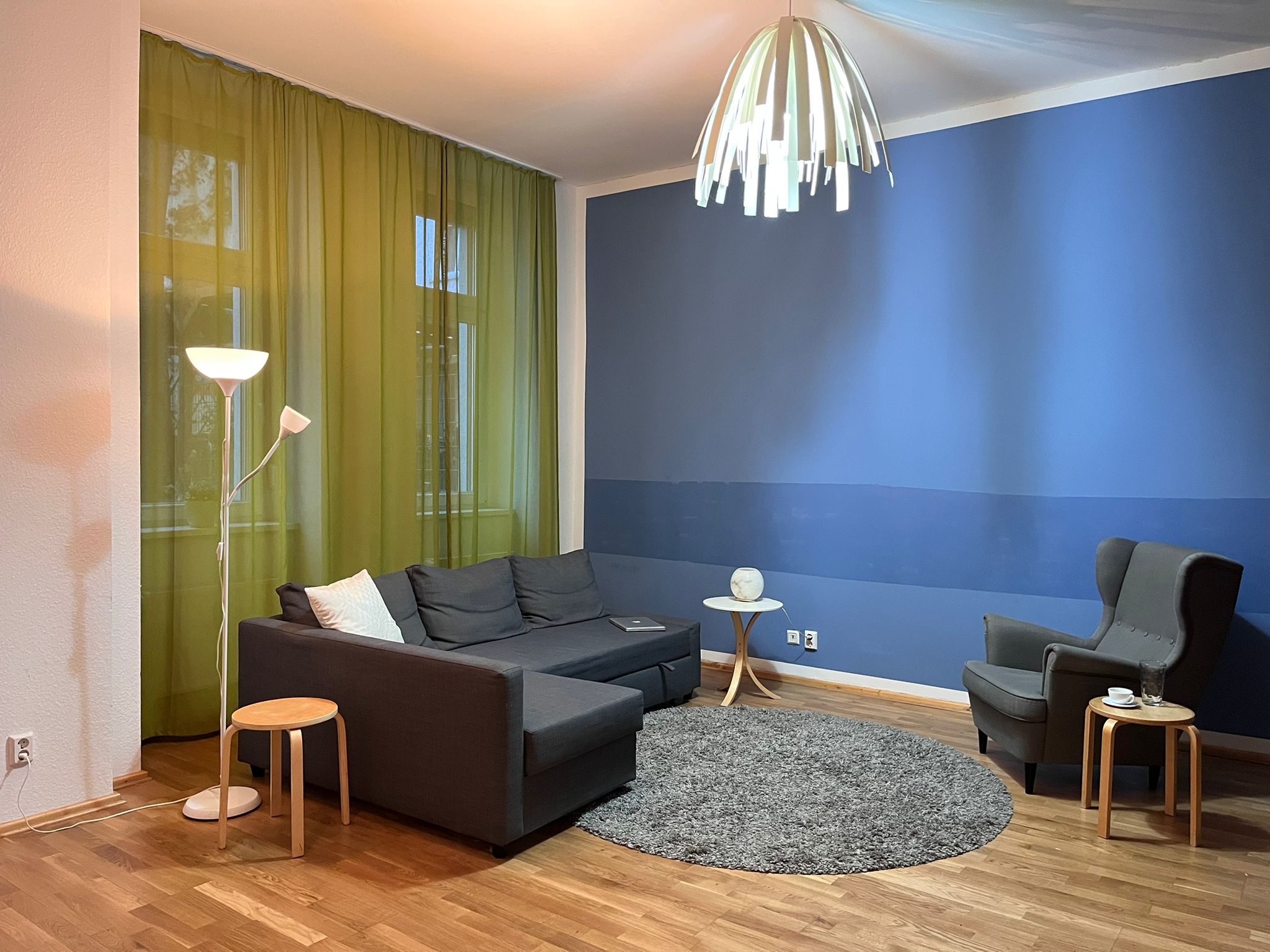 Gemütliche Lounge-Ecke mit Sofa und Sessel im Studio Jablonski, Coachingraum in Berlin Prenzlauer Berg