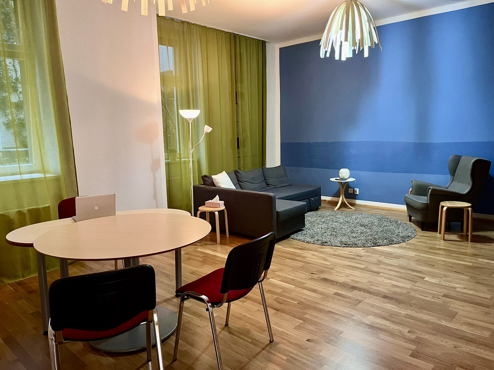 Coachingraum mit Sofa, Sessel und Besprechungstisch im Studio Jablonski, Berlin Prenzlauer Berg