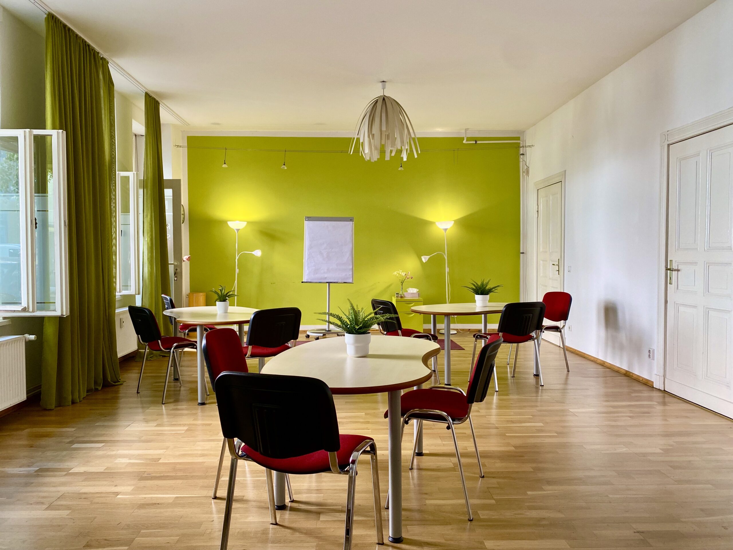 Grüner Saal mit Tischinseln für Seminare und Teamtage, Studio Jablonski Berlin Prenzlauer Berg