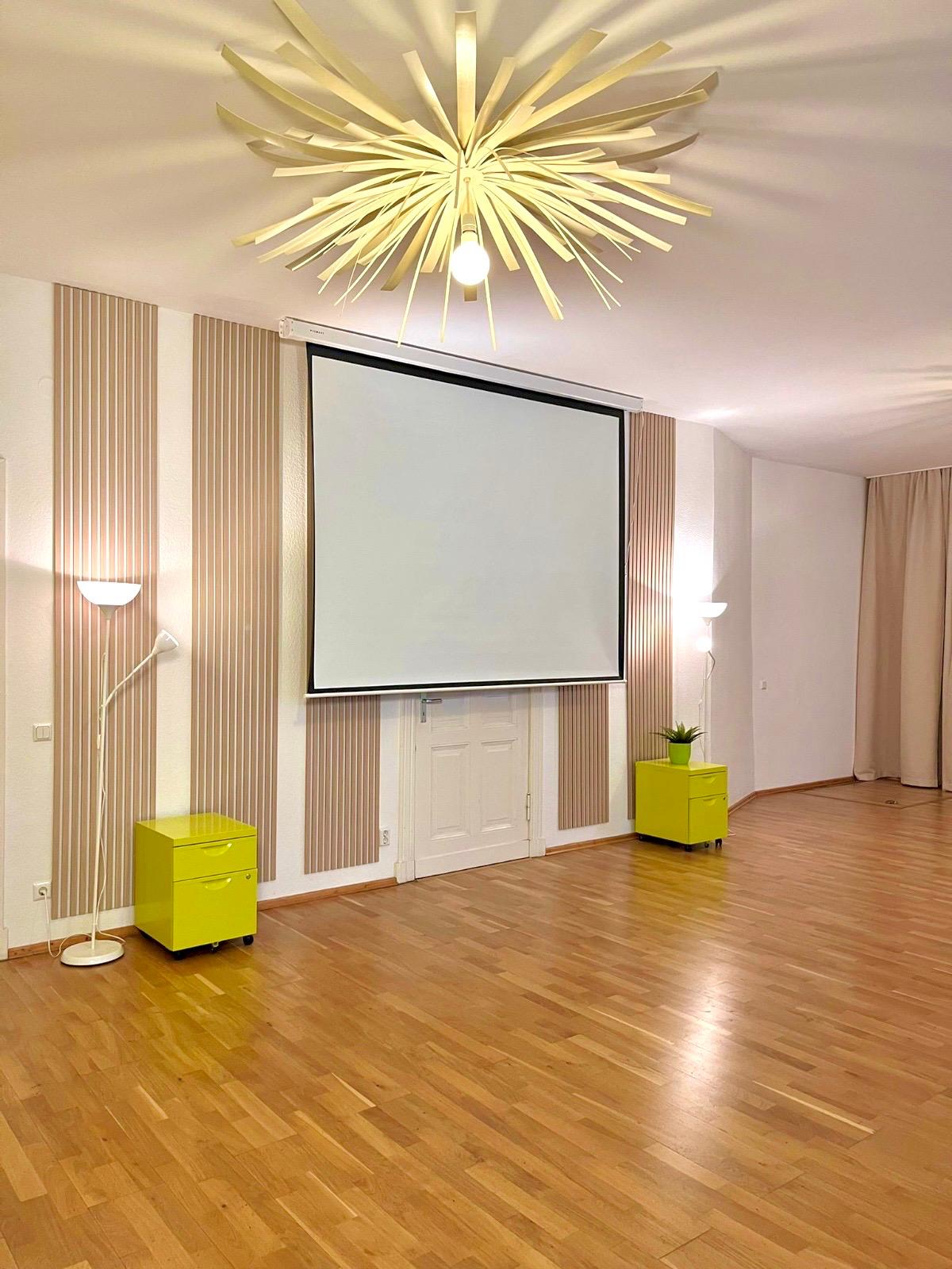 Grüner Saal mit Beamer-Leinwand, Workshopraum im Studio Jablonski Berlin Prenzlauer Berg