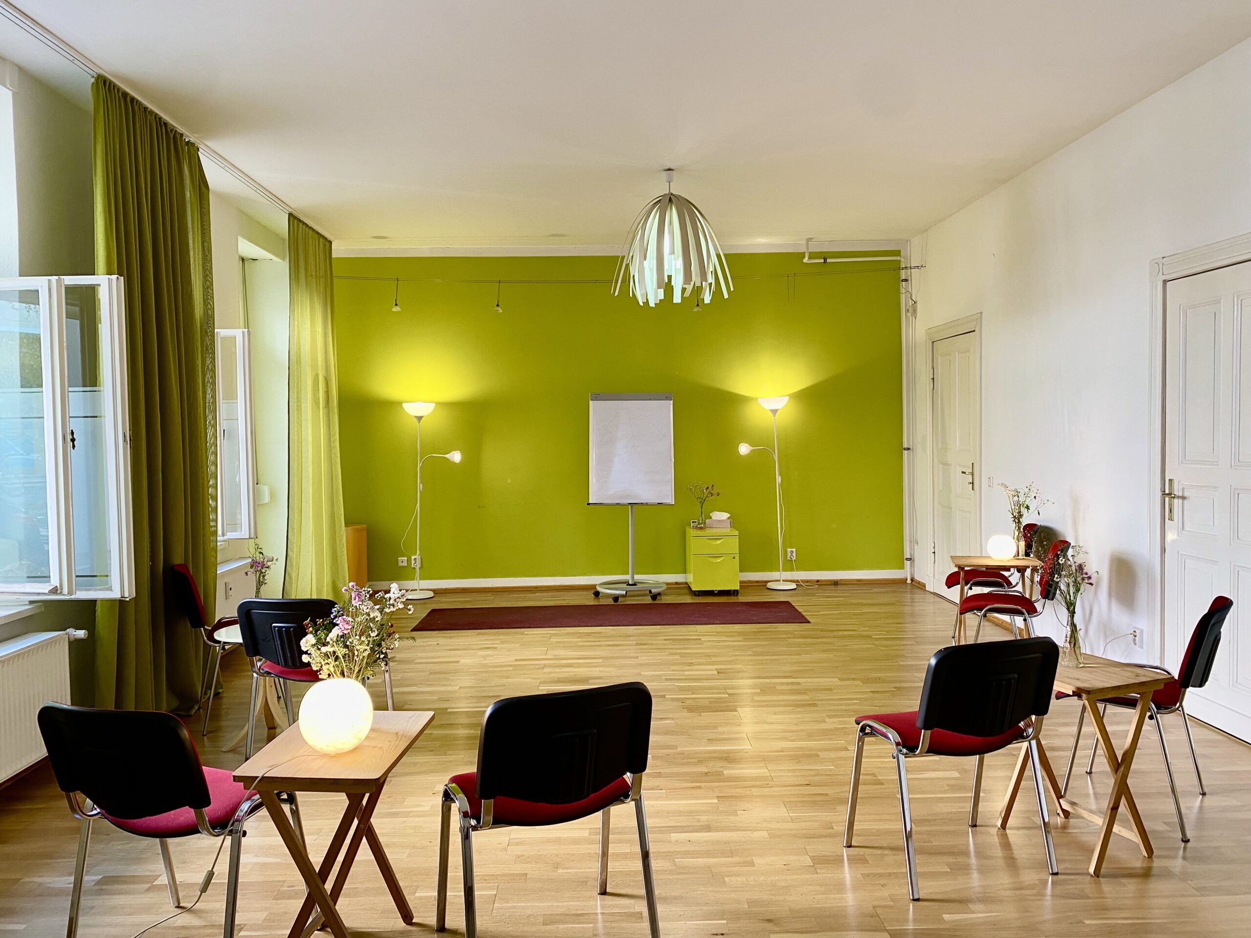 Grüner Saal mit runden Tischen für Gruppenarbeit, Seminarraum Studio Jablonski Berlin Prenzlauer Berg