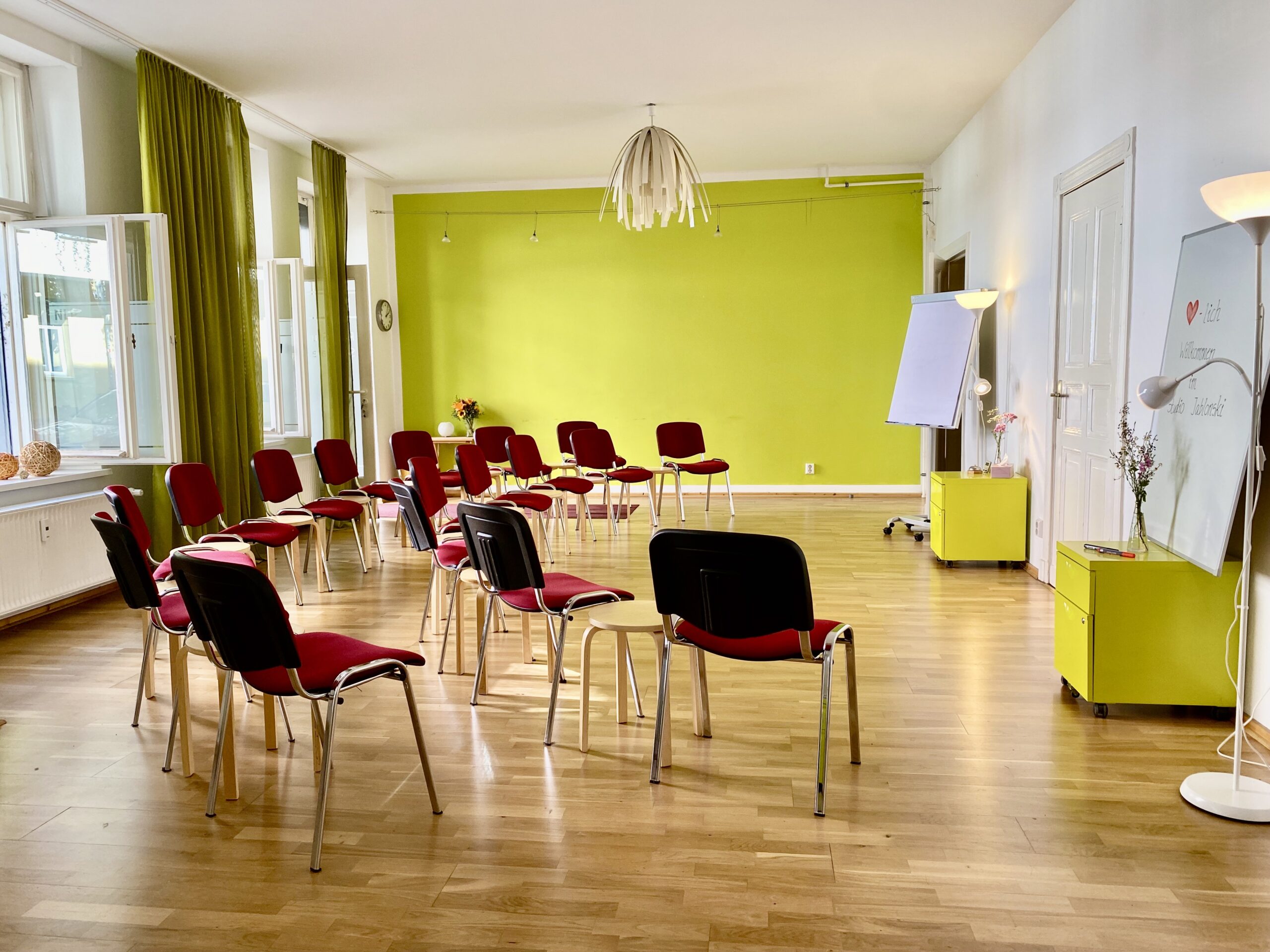 Grüner Saal im Studio Jablonski mit Stuhlkreis und Tageslicht, Seminarraum in Berlin Prenzlauer Berg