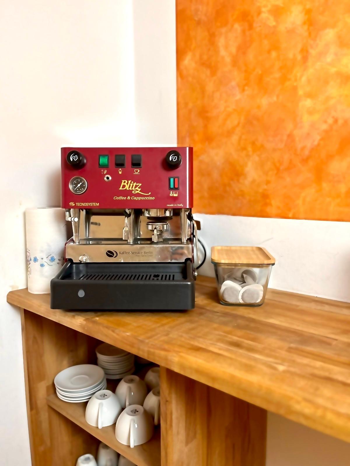 Espressomaschine in der Teeküche des Studio Jablonski, Berlin Prenzlauer Berg
