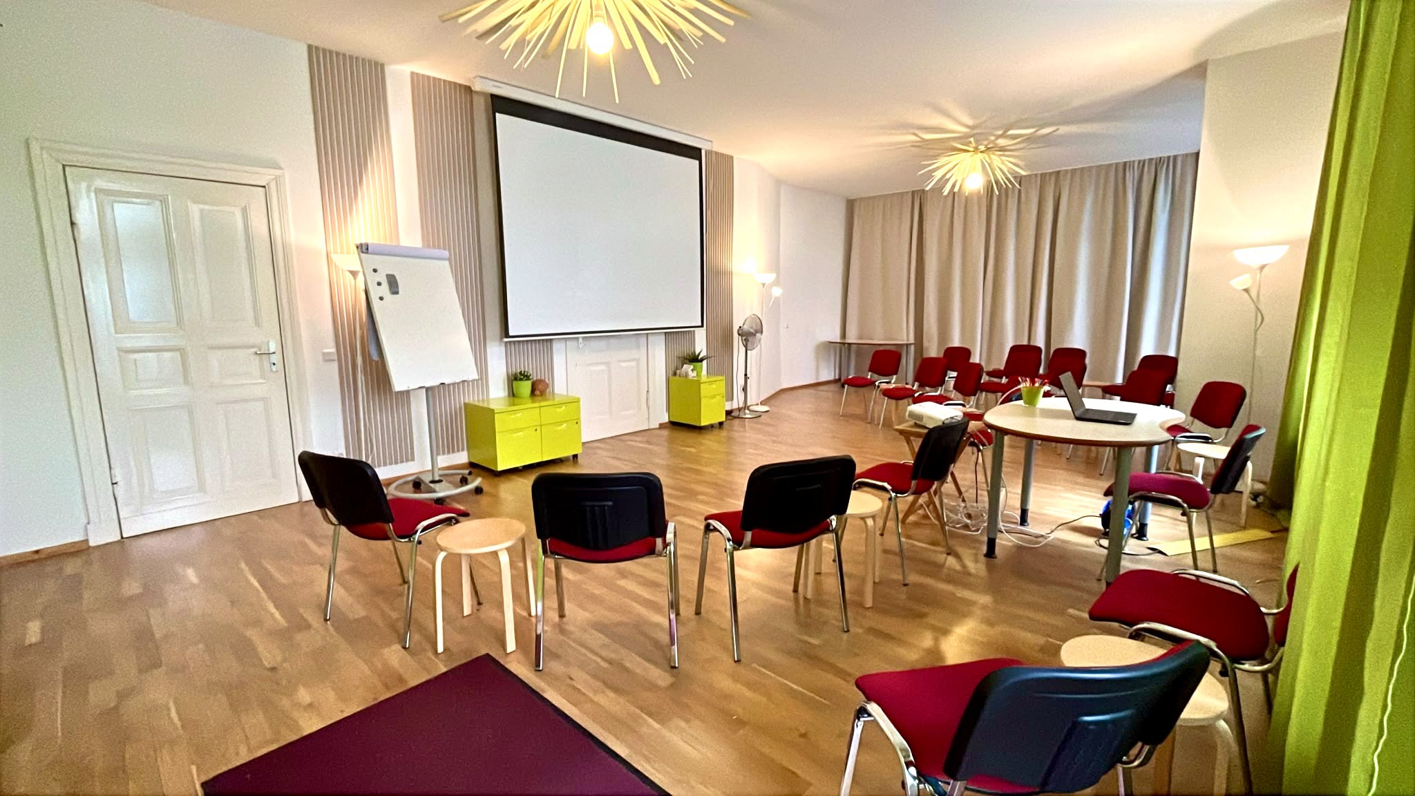seminarraum-mit-beamer-leinwand-und-bestuhlung-studio-jablonski-berlin-prenzlauer-berg.jpg Seminarraum mit Beamer, Leinwand und flexibler Bestuhlung, Studio Jablonski Berlin Prenzlauer Berg
