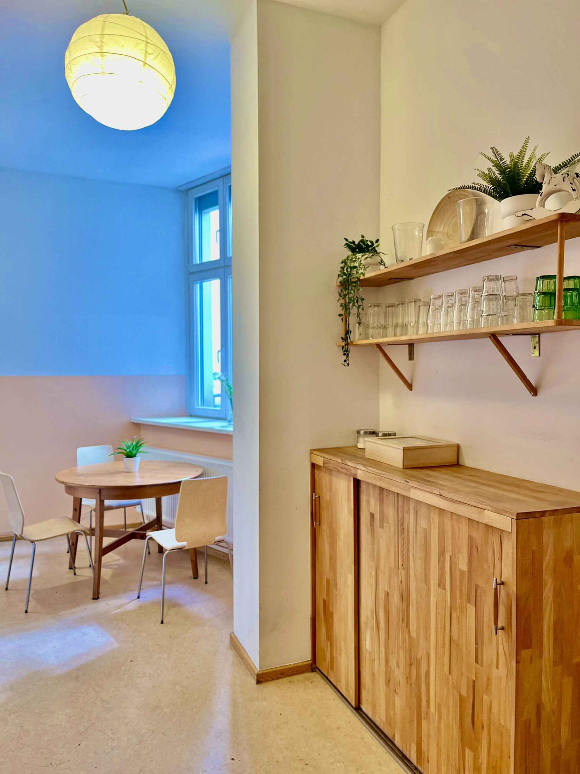 Teeküche mit Gläsern und Geschirr im Studio Jablonski, Berlin Prenzlauer Berg